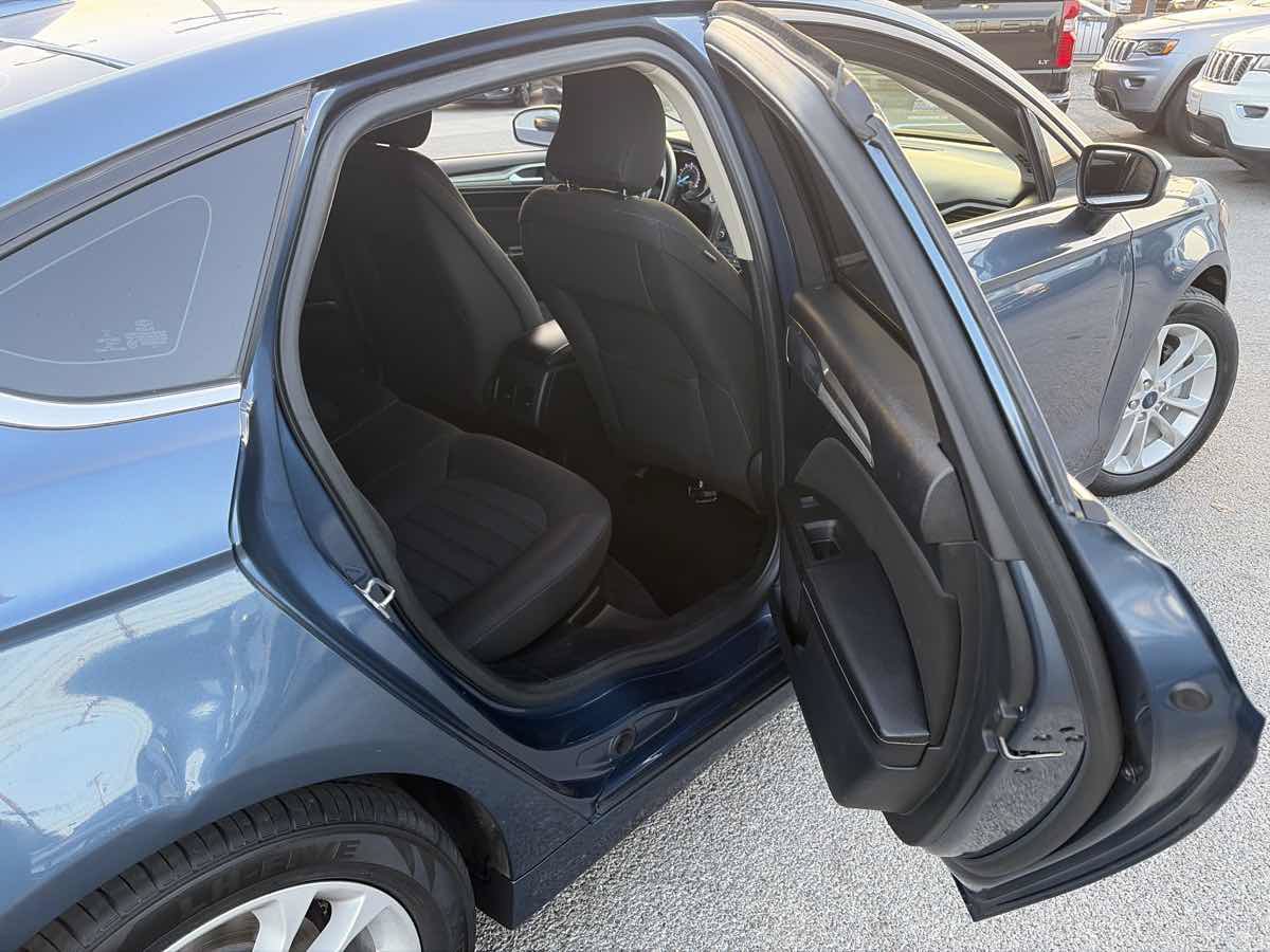 Used 2019 Ford Fusion SE FWD image 19
