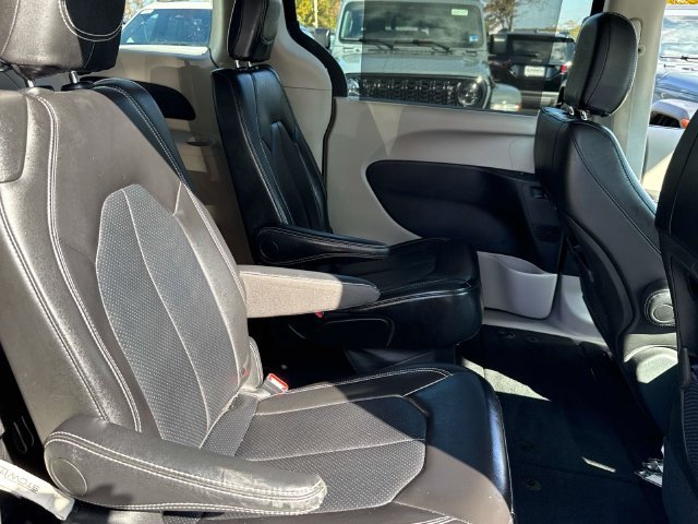 Used 2024 Chrysler Pacifica Touring-L FWD image 11