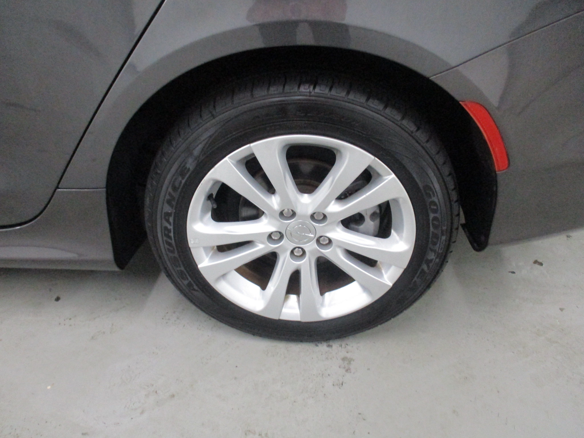 Used 2017 Chrysler 200 Limited w/ Convenience Group FWD image 4