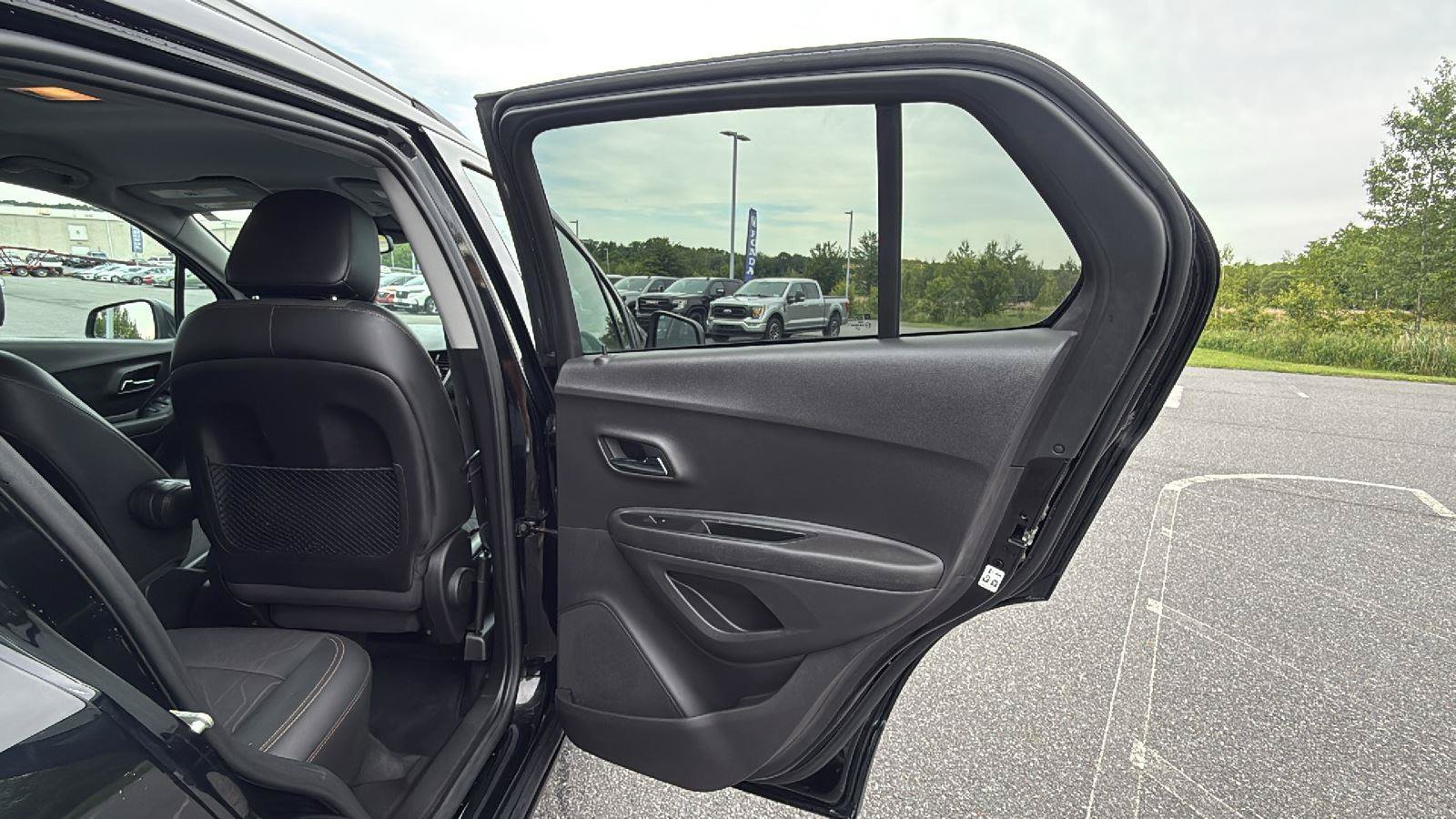 Used 2020 Chevrolet Trax LT w/ Driver Confidence Package AWD/4WD image 19