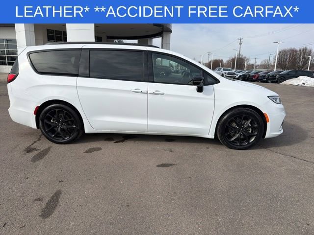 Used 2025 Chrysler Pacifica Limited image 15