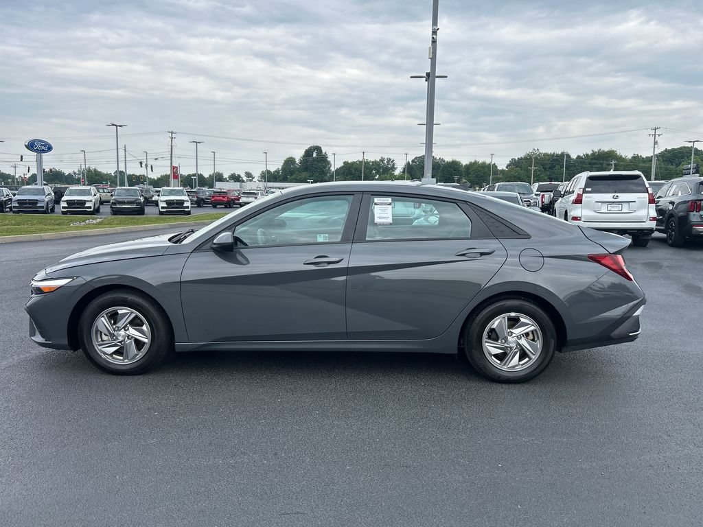 Used 2024 Hyundai Elantra SE FWD image 2