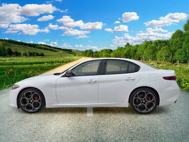 Used 2022 Alfa Romeo Giulia Veloce RWD image 3