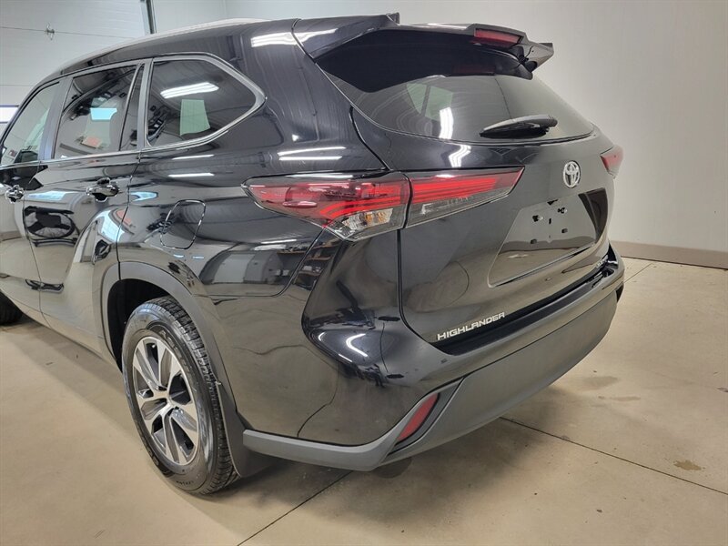 Used 2024 Toyota Highlander XLE AWD/4WD image 6