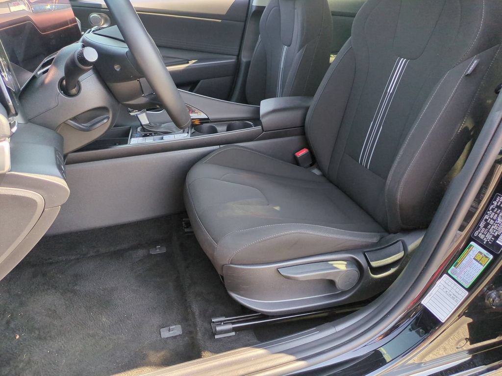 Used 2025 Hyundai Elantra SEL FWD image 25