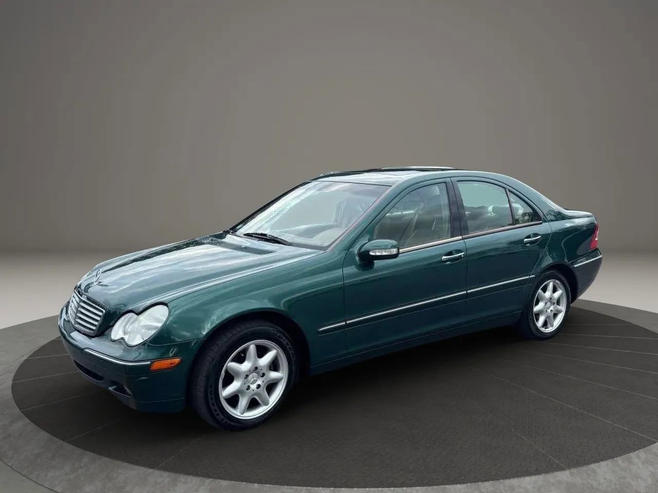 Used 2001 Mercedes-Benz C 240 Sedan image 2