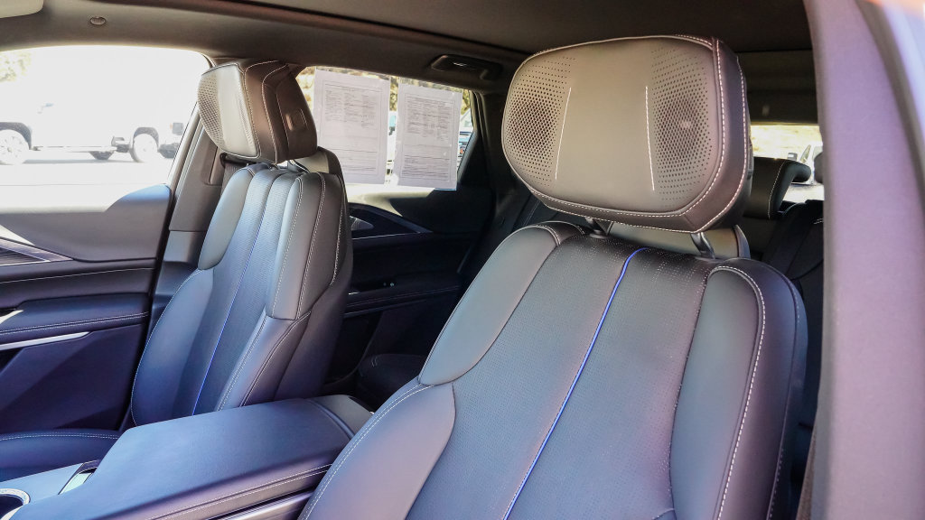 Certified 2024 Cadillac Lyriq Luxury RWD image 11