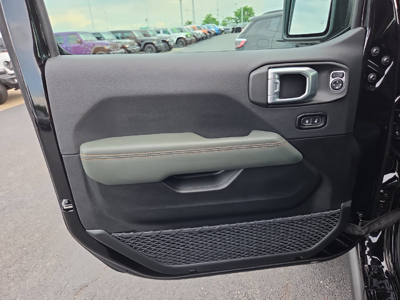 New 2026 Jeep Gladiator Mojave w/ Steel Bumper Group AWD/4WD image 18