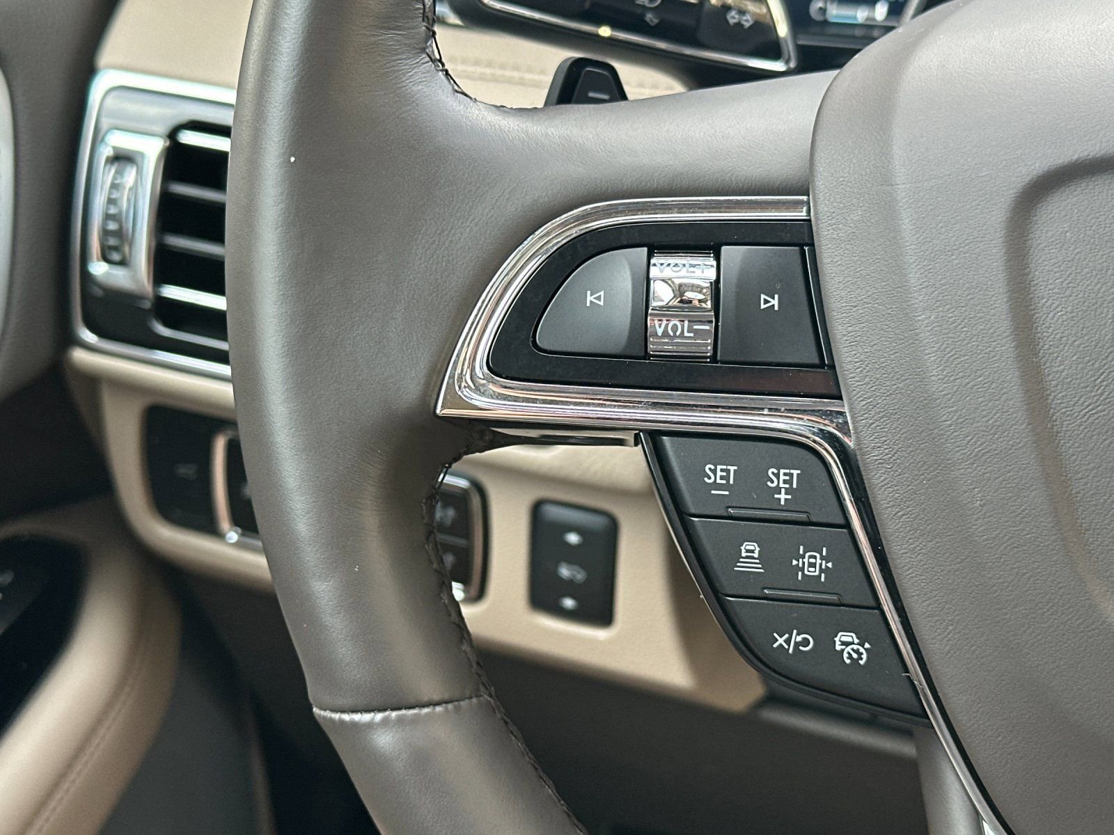 Used 2024 Lincoln Navigator L Reserve AWD/4WD image 30