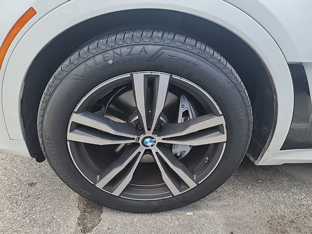 Certified 2022 BMW X7 xDrive40i w/ M Sport Package AWD/4WD image 3