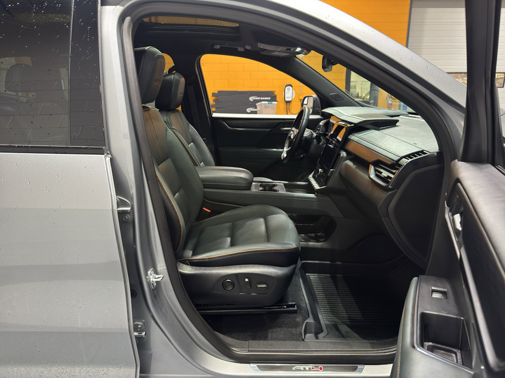 Used 2025 GMC Acadia AT4 w/ Luxury Package image 20