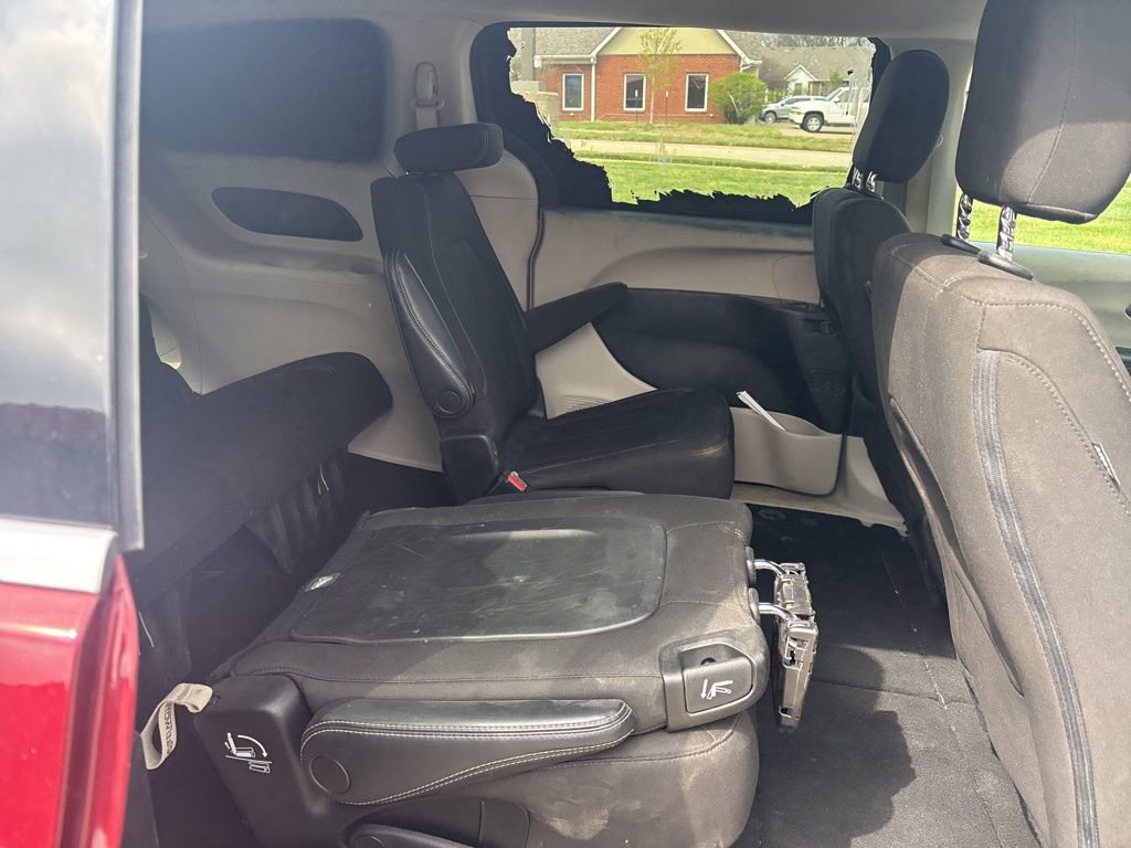 Used 2023 Chrysler Voyager LX image 14