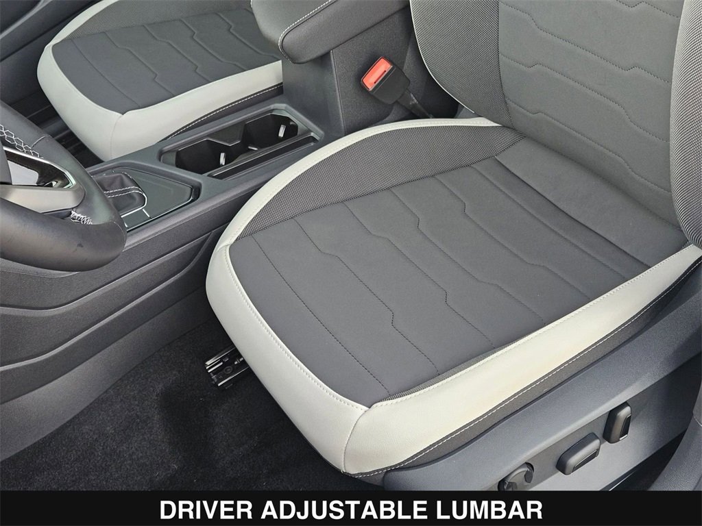 Used 2025 Volkswagen Taos SE image 16