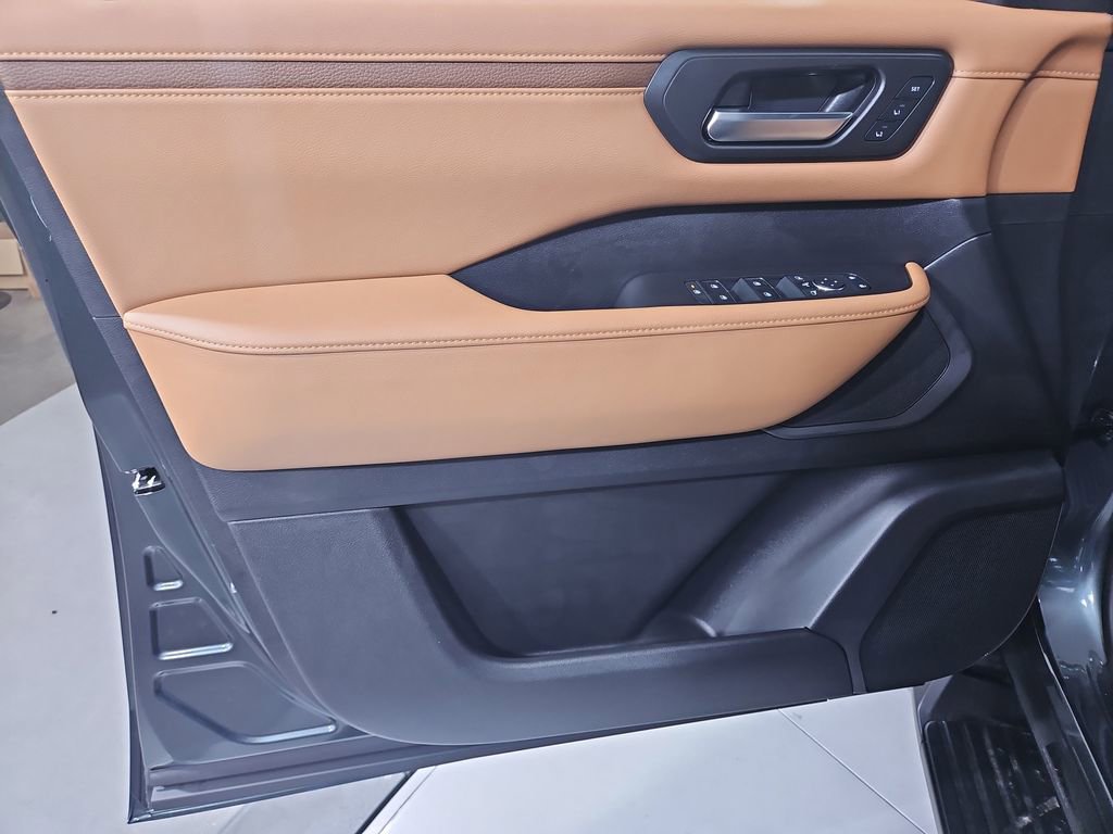 New 2026 Nissan Armada SL w/ Captain's Chari Seat Package image 3