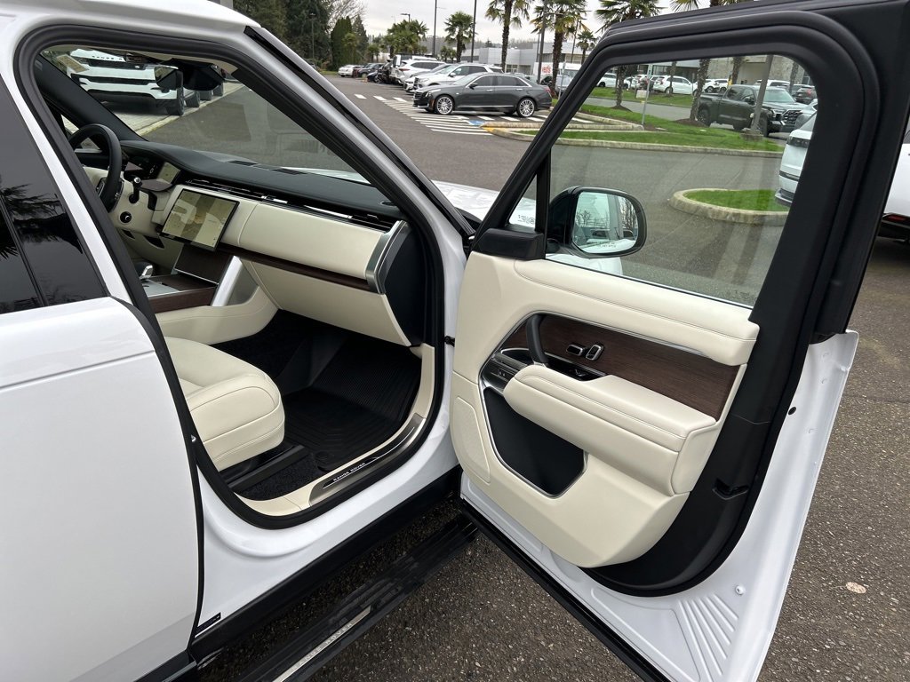 New 2025 Land Rover Range Rover SE image 19