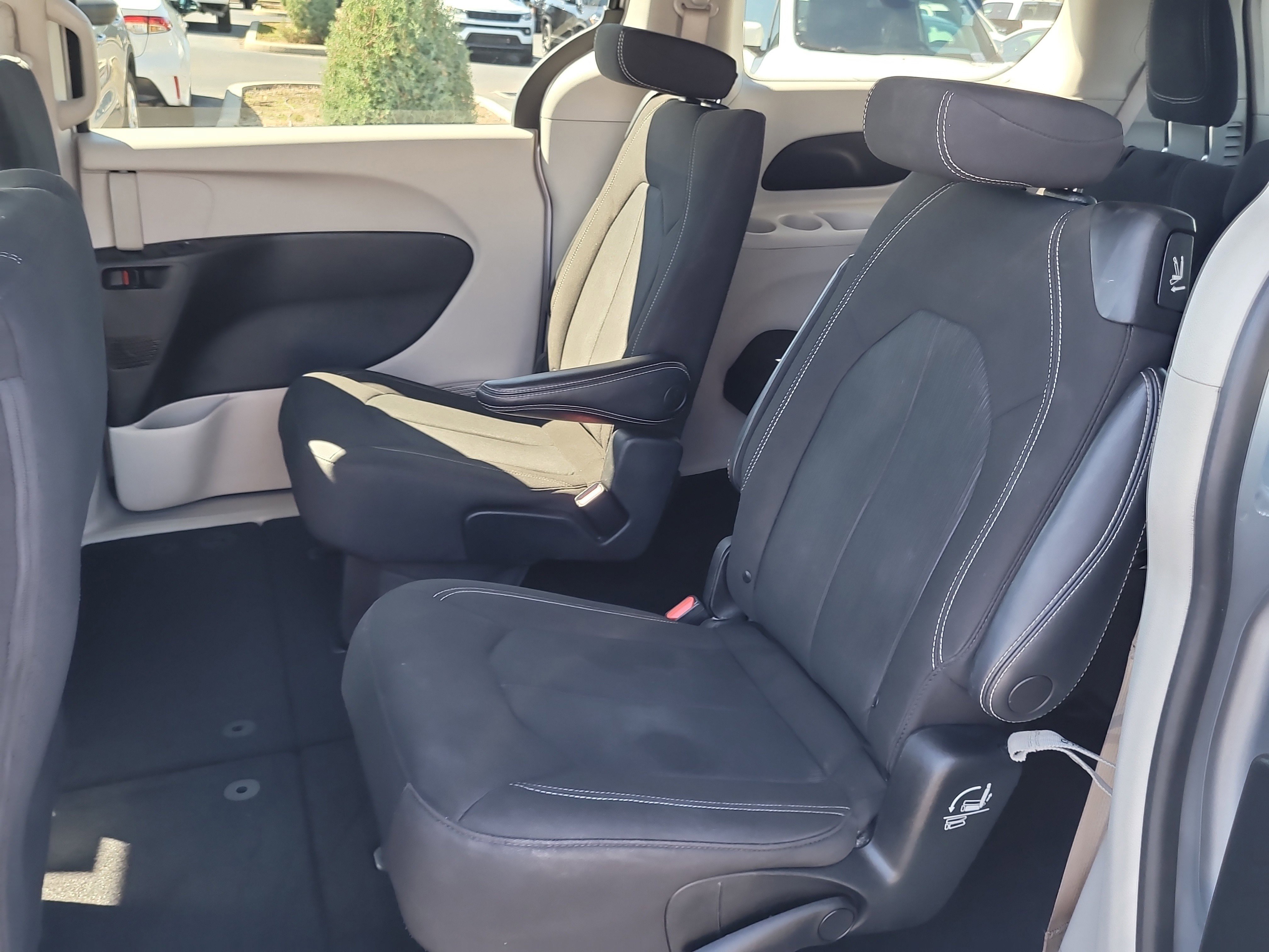 Used 2022 Chrysler Voyager LX image 14