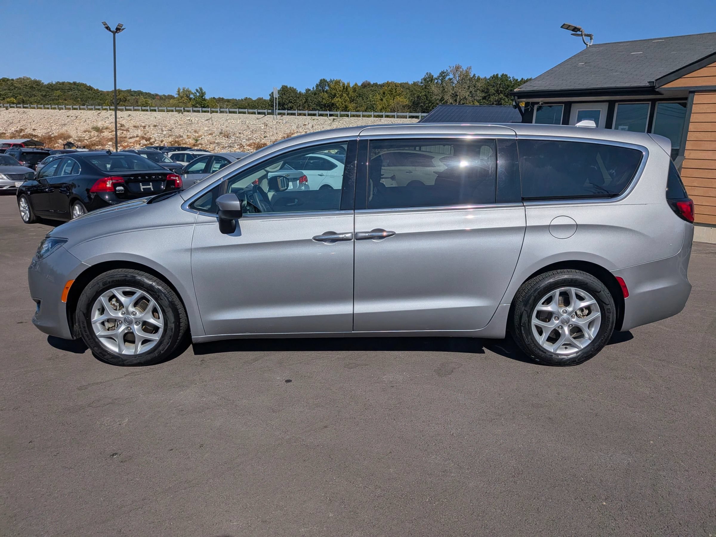 Used 2017 Chrysler Pacifica Touring Plus w/ Tire & Wheel Group FWD image 3