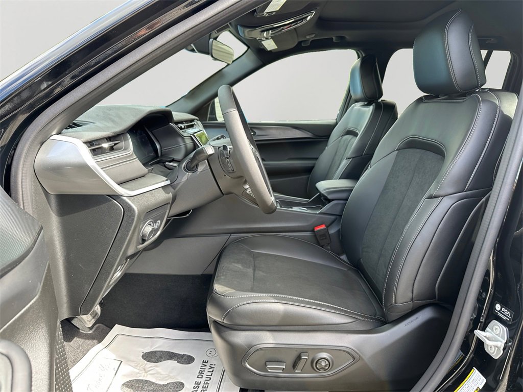 New 2025 Jeep Grand Cherokee Altitude image 24