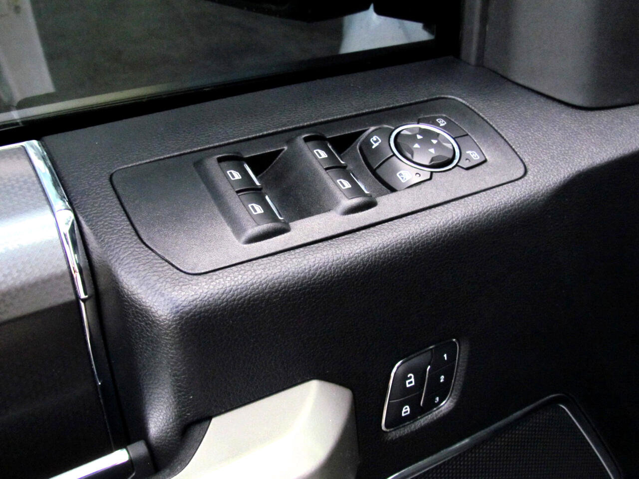 Used 2017 Ford F150 Lariat image 29