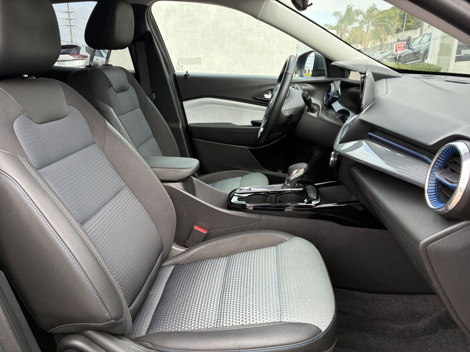 Used 2025 Chevrolet Trax LT w/ LT Convenience Package FWD image 35