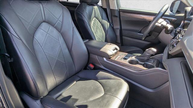 Used 2021 Toyota Highlander Platinum image 30