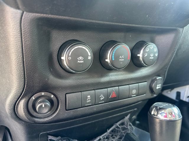 Used 2017 Jeep Wrangler Sahara w/ Connectivity Group AWD/4WD image 7