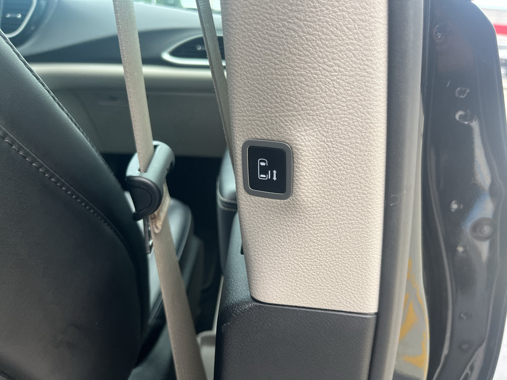 Used 2024 Chrysler Pacifica Touring-L FWD image 43