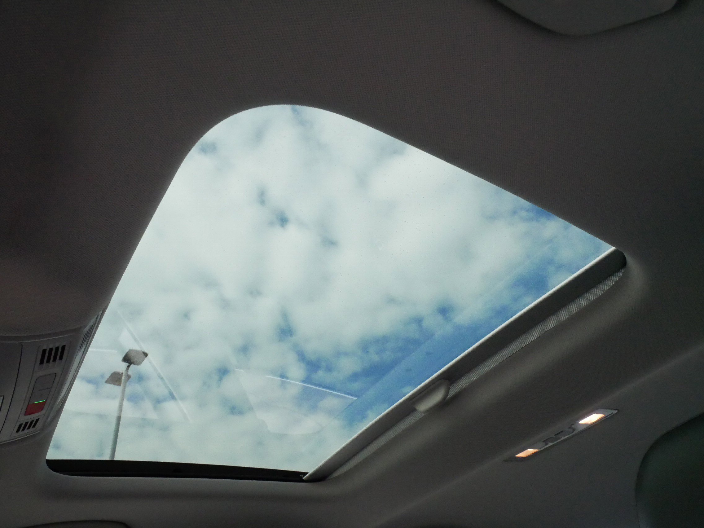 Certified 2022 Volkswagen Jetta SE w/ Panoramic Sunroof Package image 30