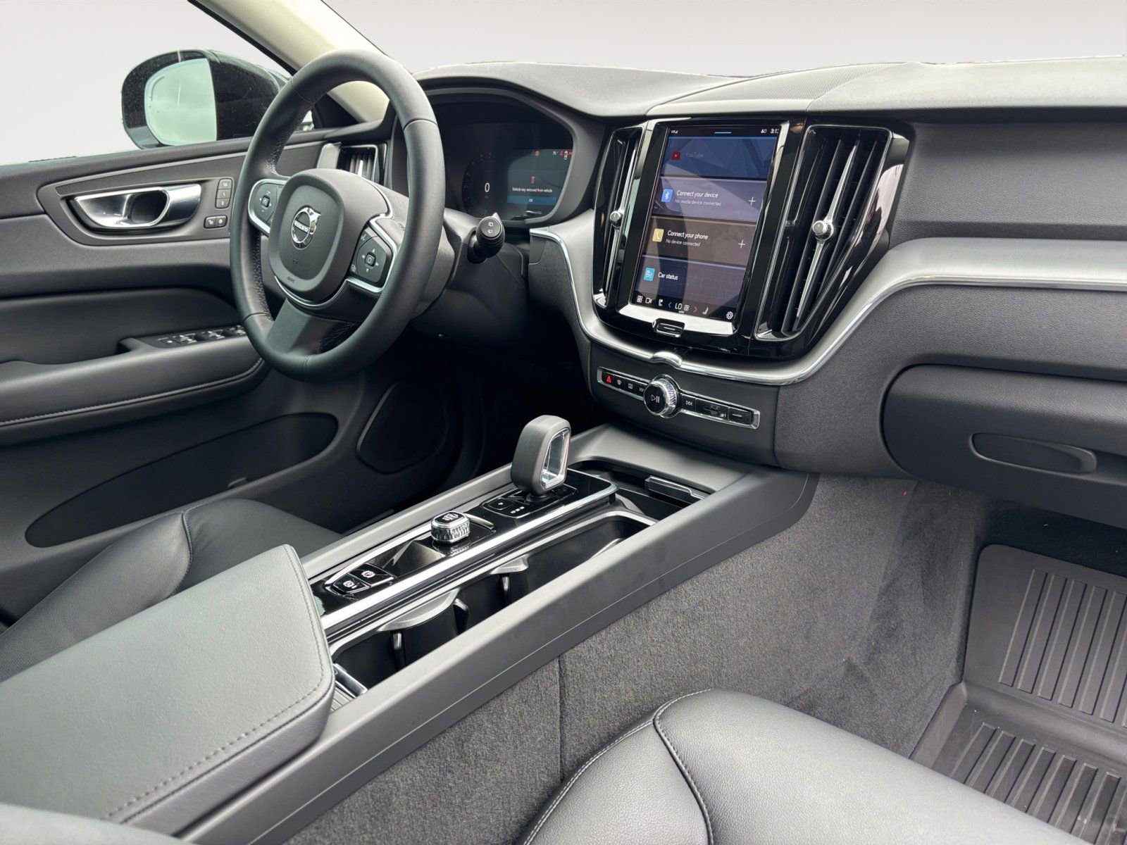 Used 2025 Volvo XC60 B5 Core w/ Climate Package image 10