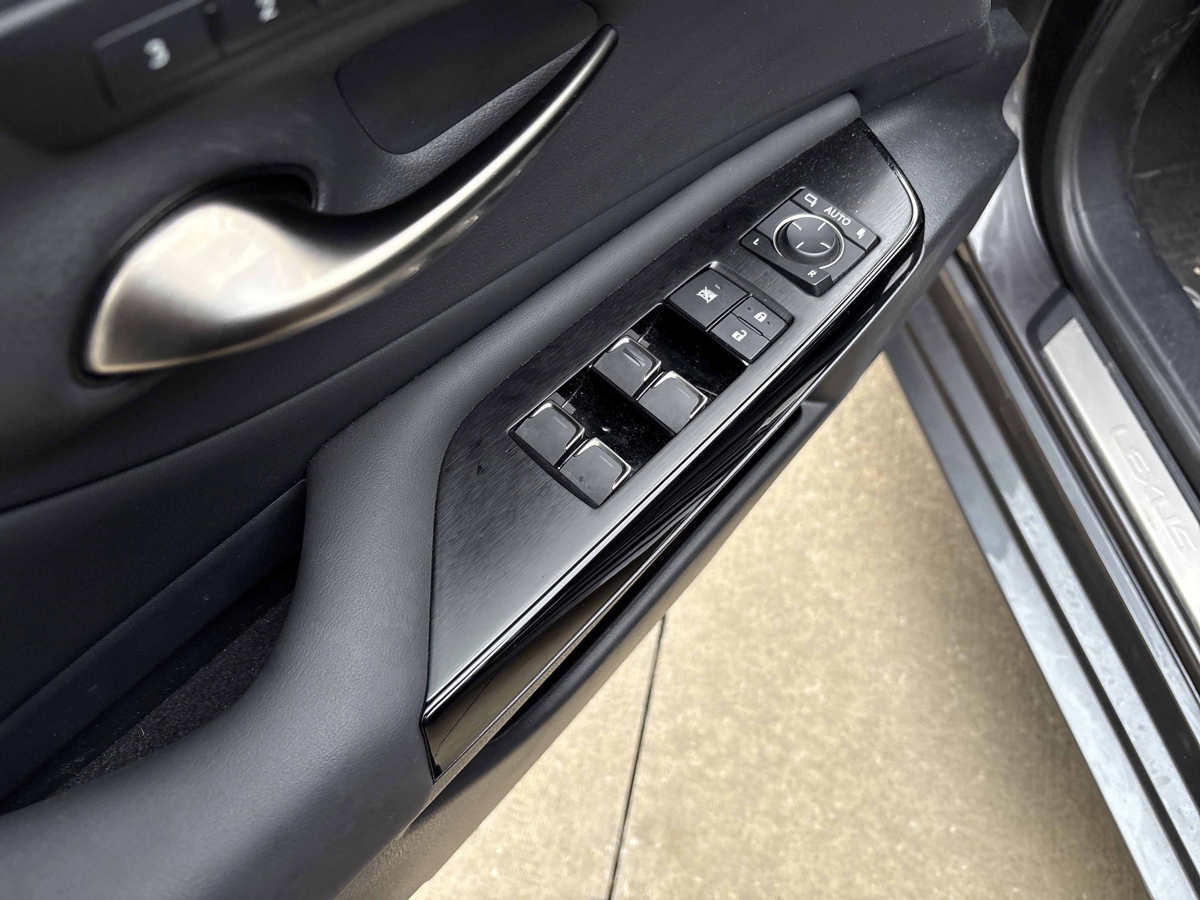 Used 2023 Lexus ES 250 w/ Premium Package image 15