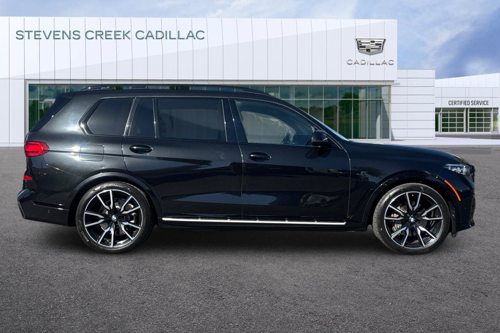 Used 2022 BMW X7 xDrive40i w/ M Sport Package AWD/4WD image 2