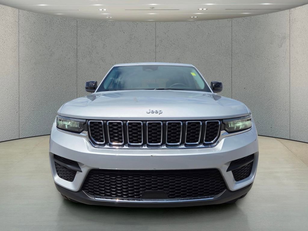 Used 2024 Jeep Grand Cherokee Laredo image 8