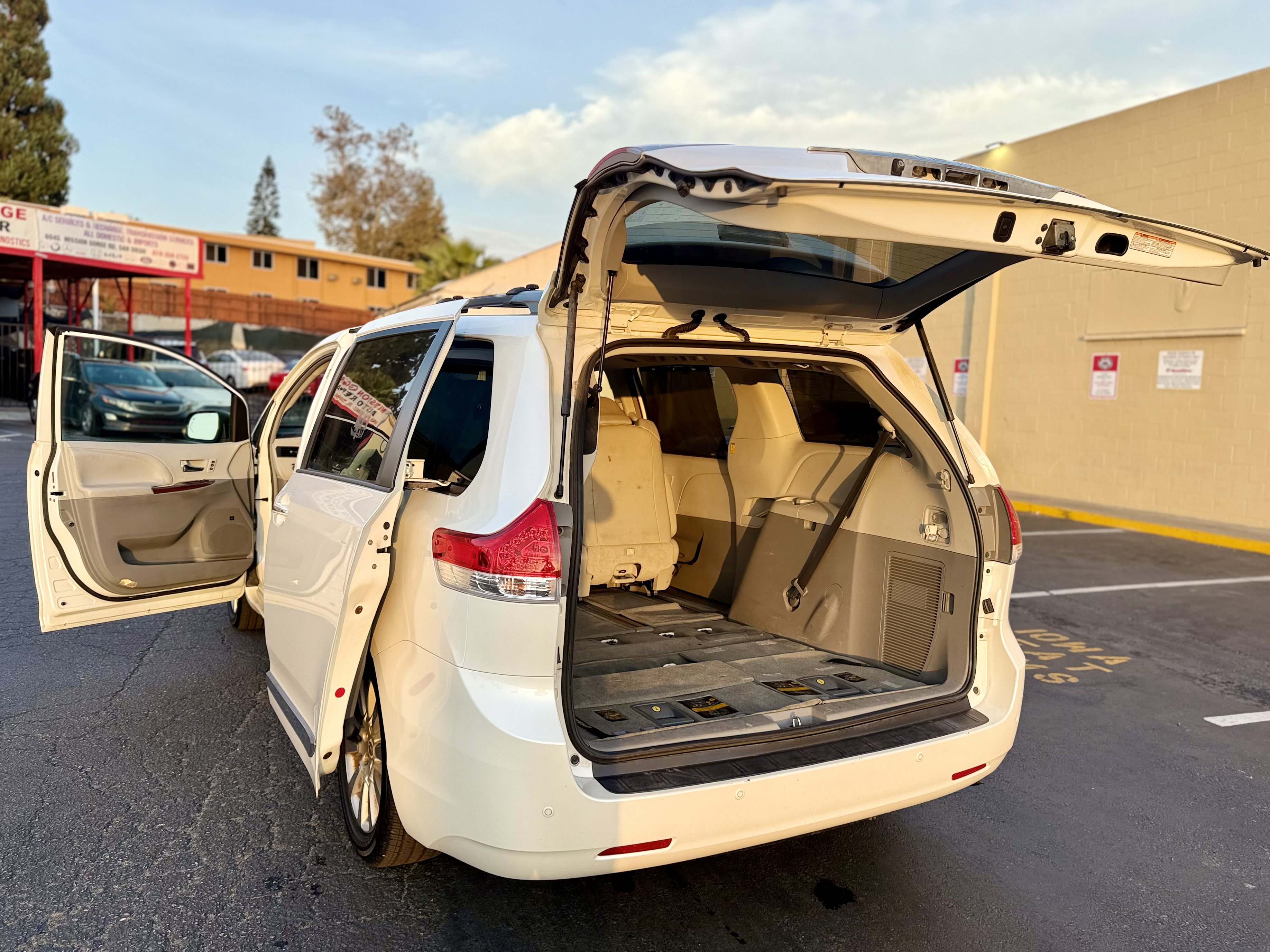Used 2012 Toyota Sienna Limited w/ Premium Pkg AWD/4WD image 14