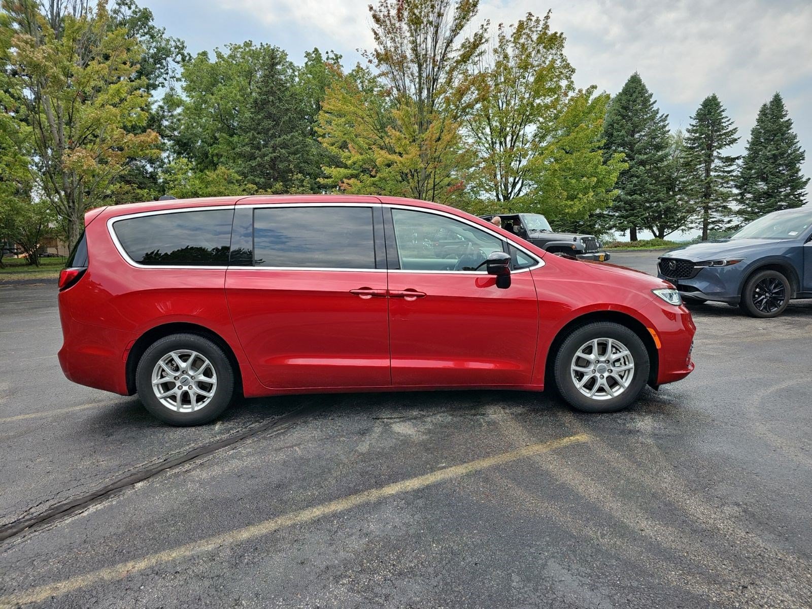 Used 2024 Chrysler Pacifica Touring-L FWD image 7