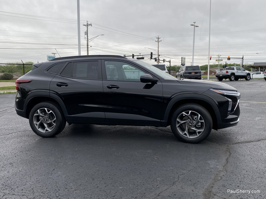 Used 2025 Chevrolet Trax LT w/ LT Convenience Package FWD image 8