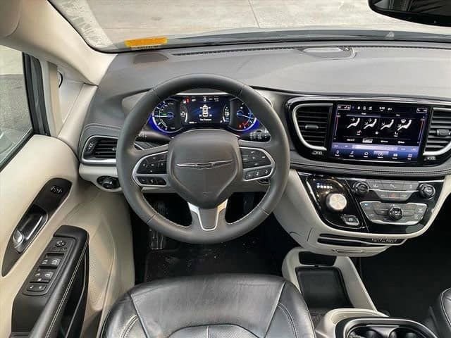 Used 2022 Chrysler Pacifica Touring-L image 13