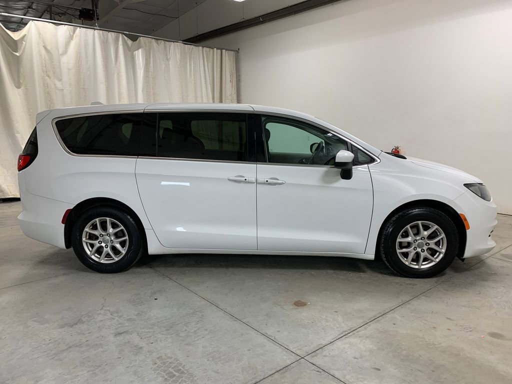Used 2017 Chrysler Pacifica Touring image 12