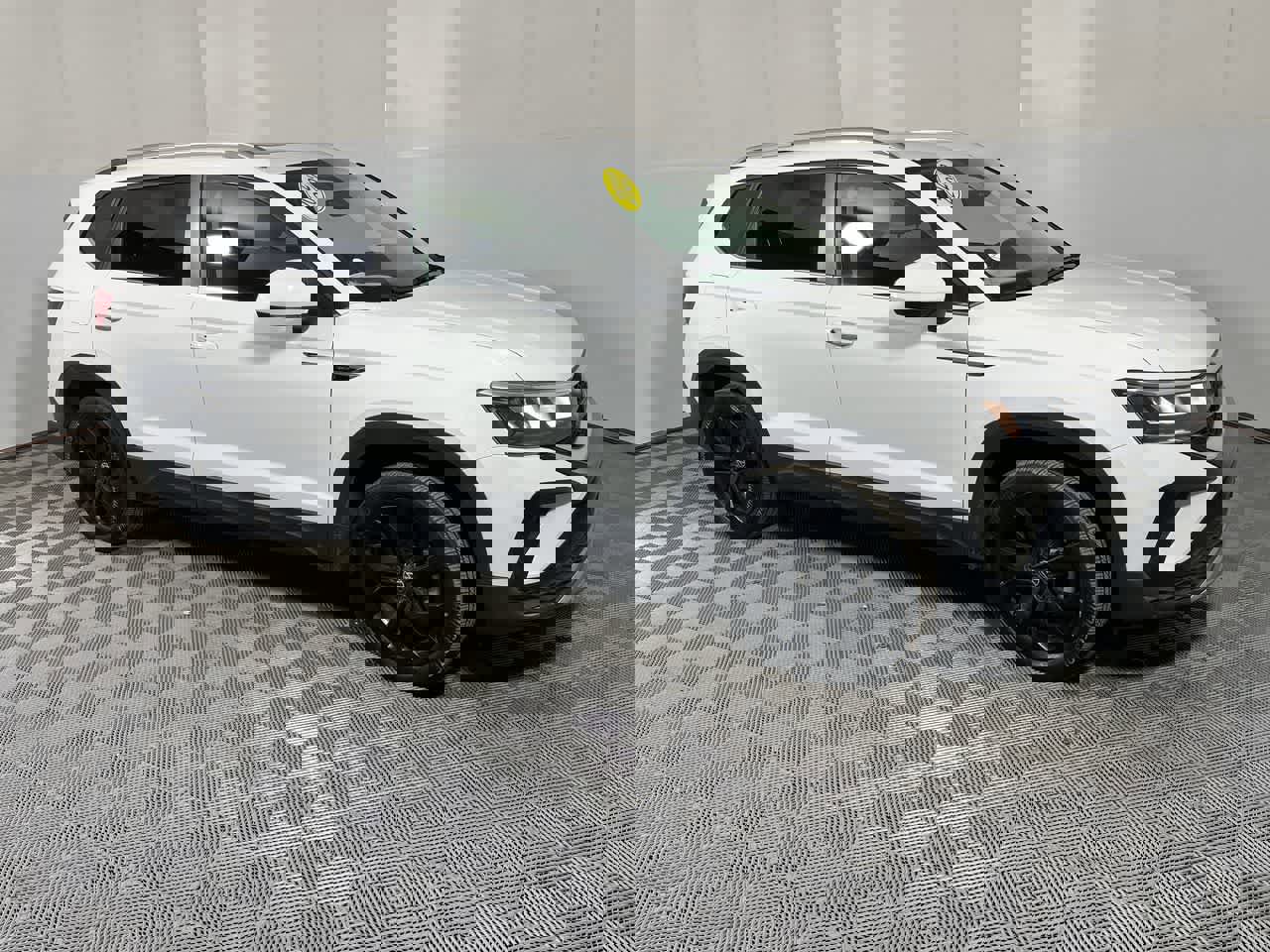 Used 2022 Volkswagen Taos SE w/ Panoramic Sunroof Package image 2