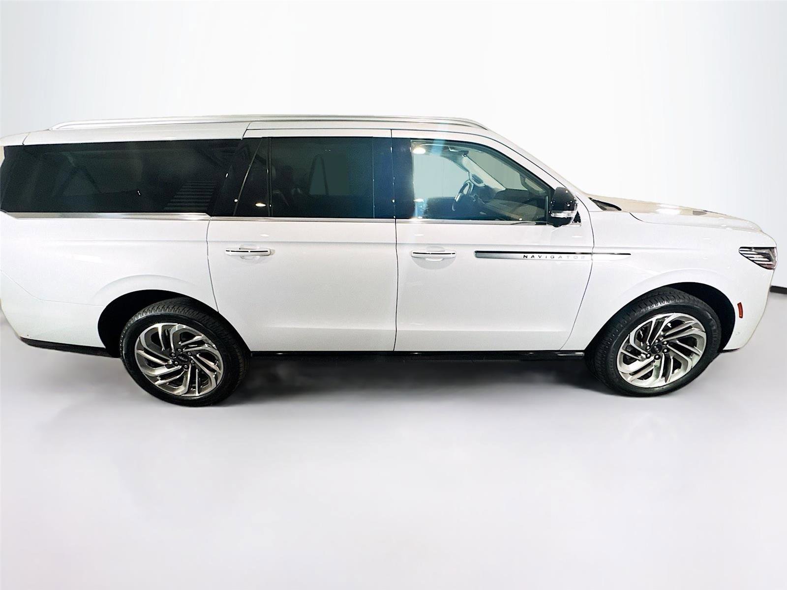 Used 2025 Lincoln Navigator L Reserve AWD/4WD image 33