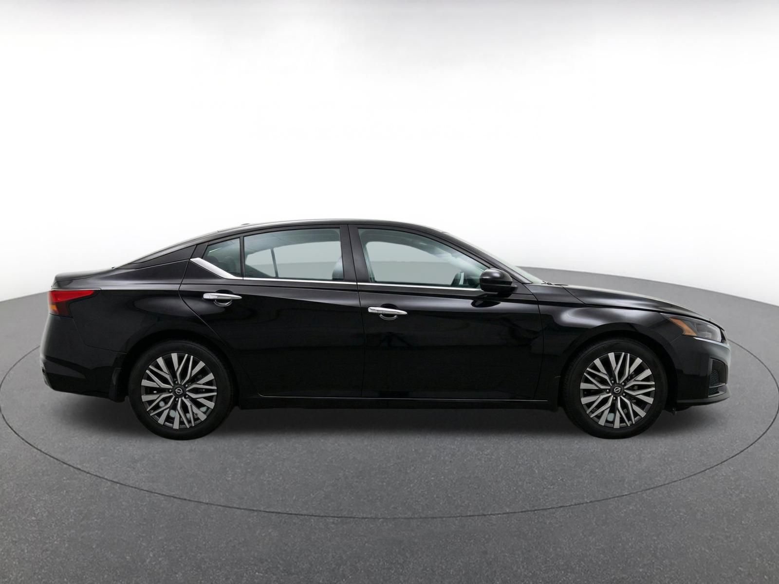 Used 2025 Nissan Altima 2.5 SV FWD image 13