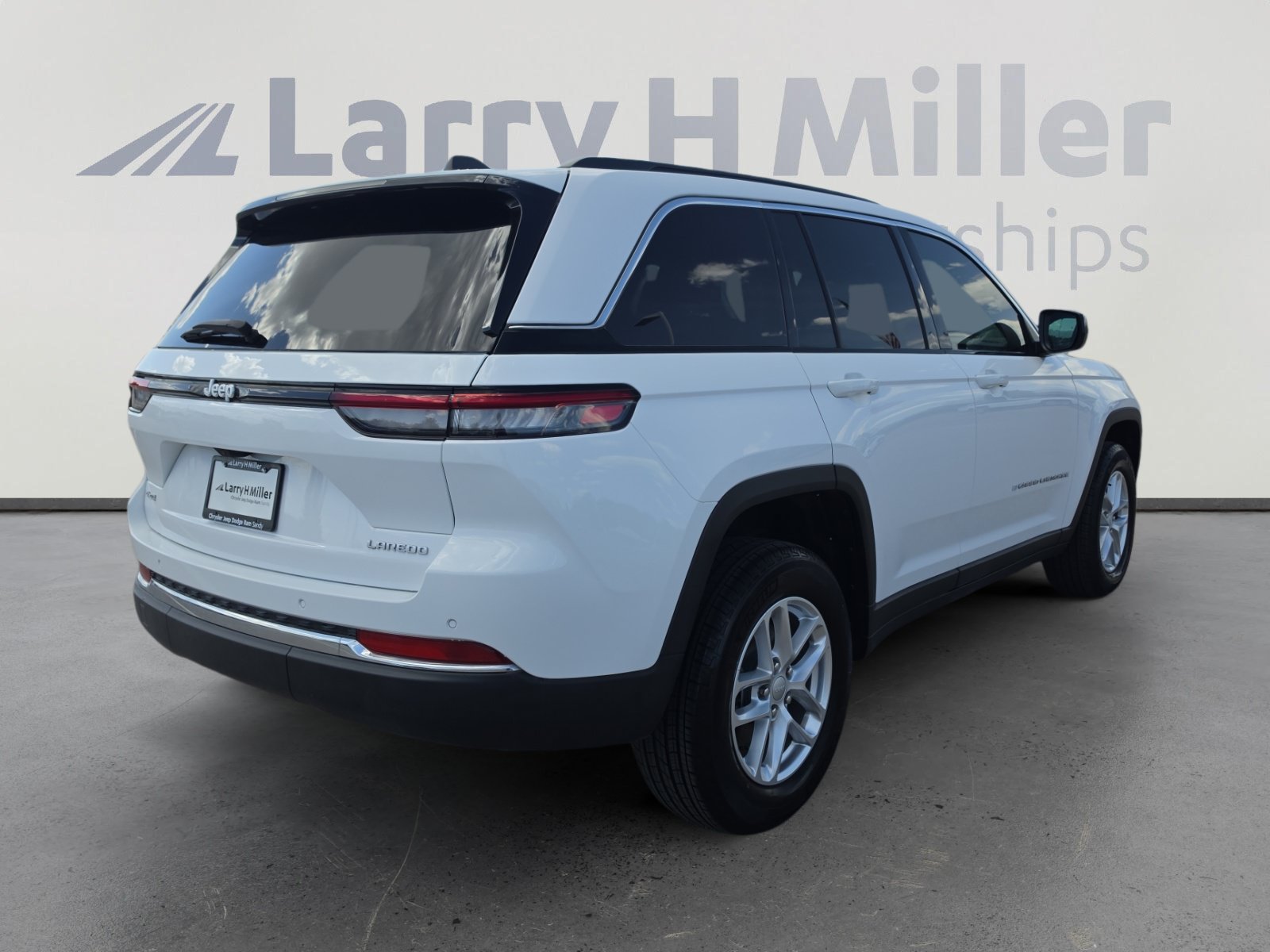 Used 2025 Jeep Grand Cherokee Laredo X w/ Trailer Tow Package AWD/4WD image 5