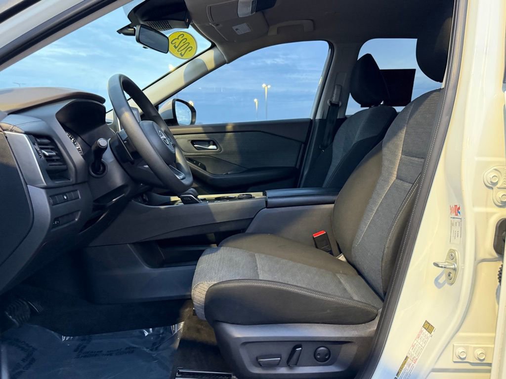 Used 2023 Nissan Rogue SV image 12