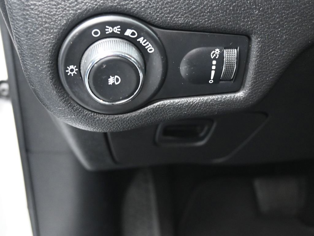Used 2019 Jeep Cherokee Latitude w/ Popular Appearance Group AWD/4WD image 21