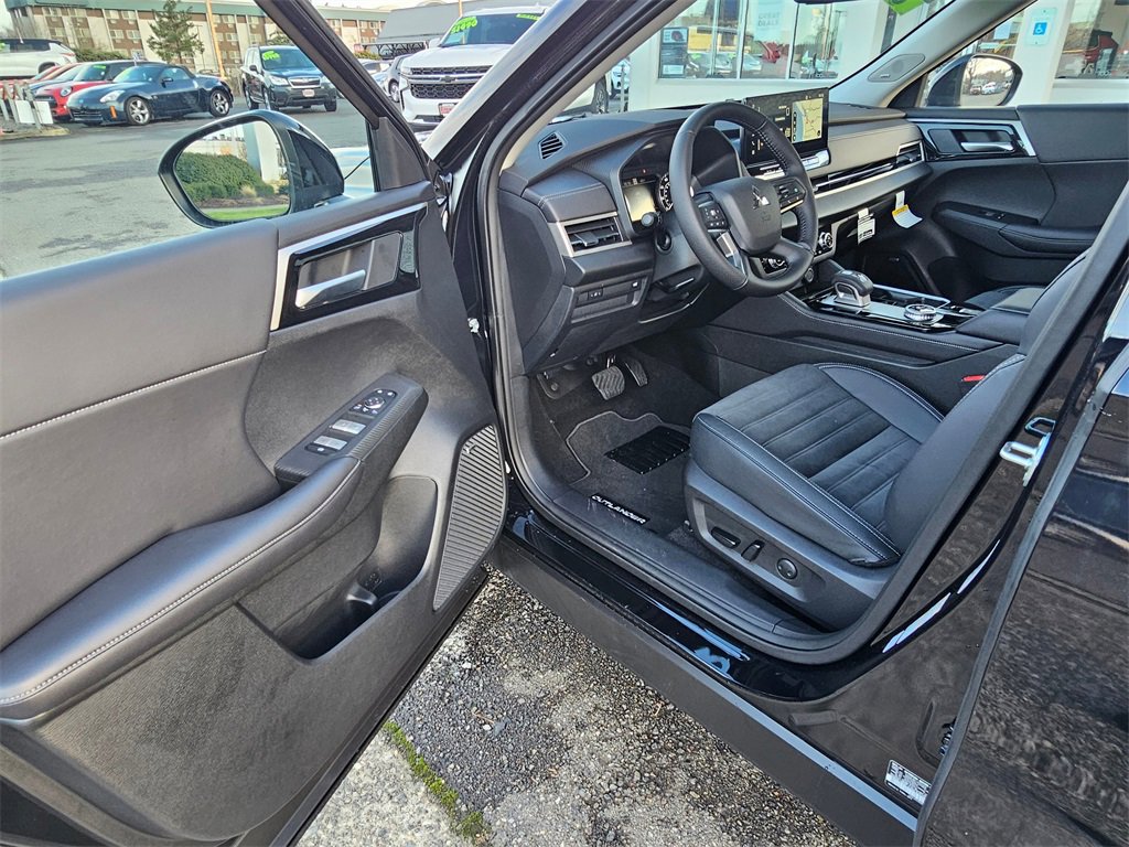 New 2025 Mitsubishi Outlander SE image 15