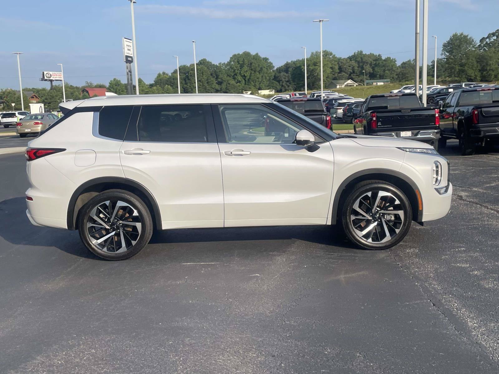 Used 2024 Mitsubishi Outlander SEL FWD image 2