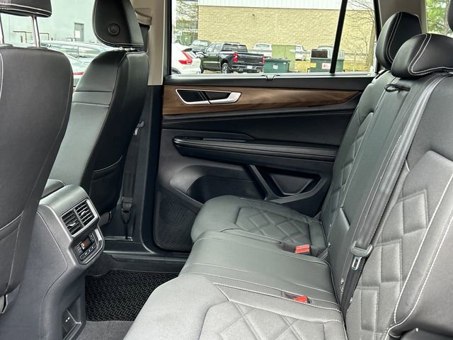 Certified 2025 Volkswagen Atlas SE w/ Black Wheel Package image 23