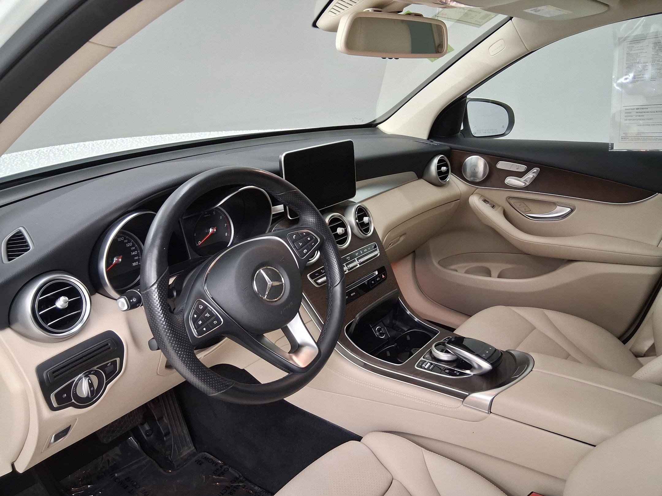 Used 2019 Mercedes-Benz GLC 350e 4MATIC image 2
