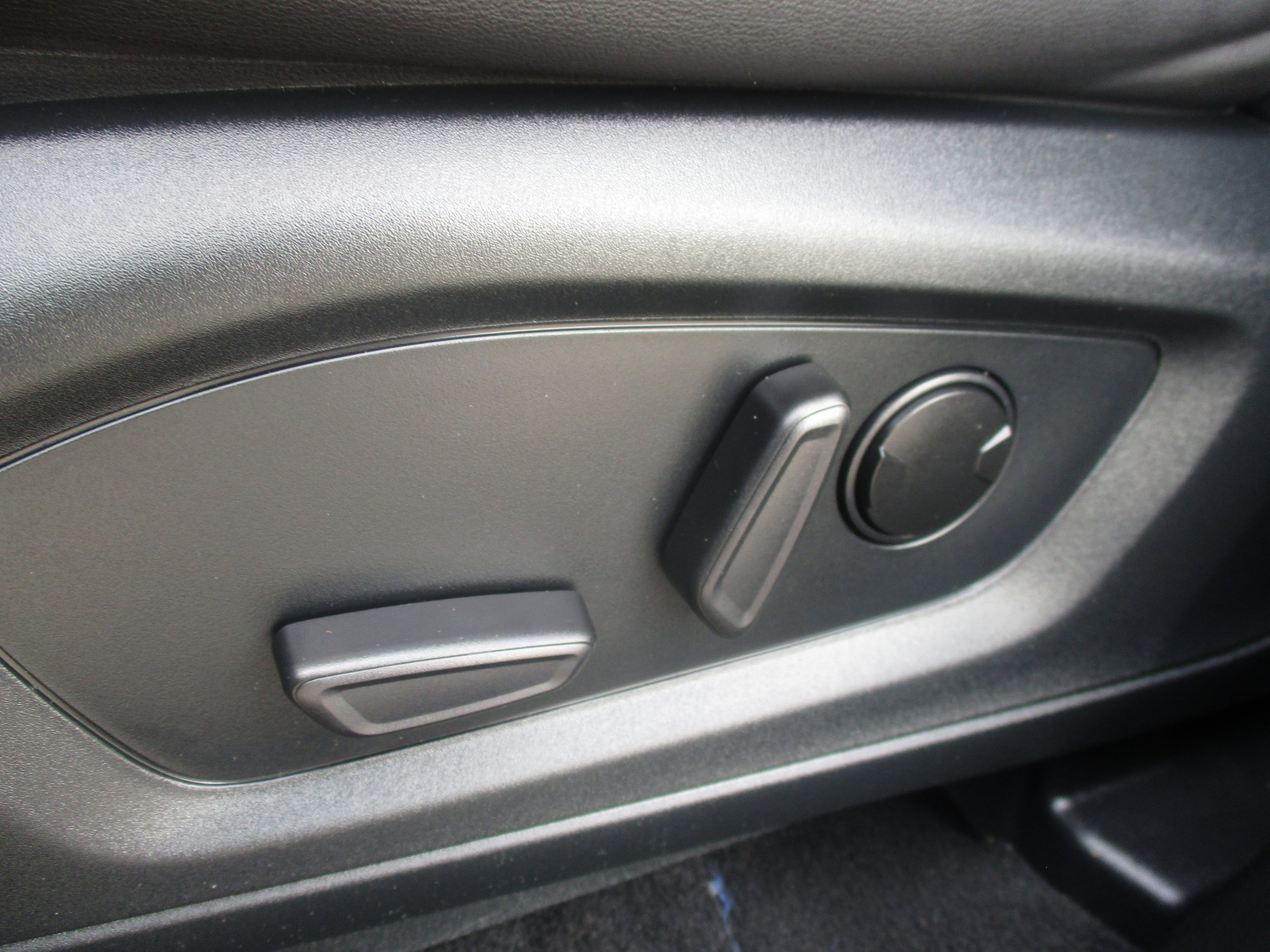 Used 2023 Ford Explorer XLT w/ Equipment Group 202A AWD/4WD image 38
