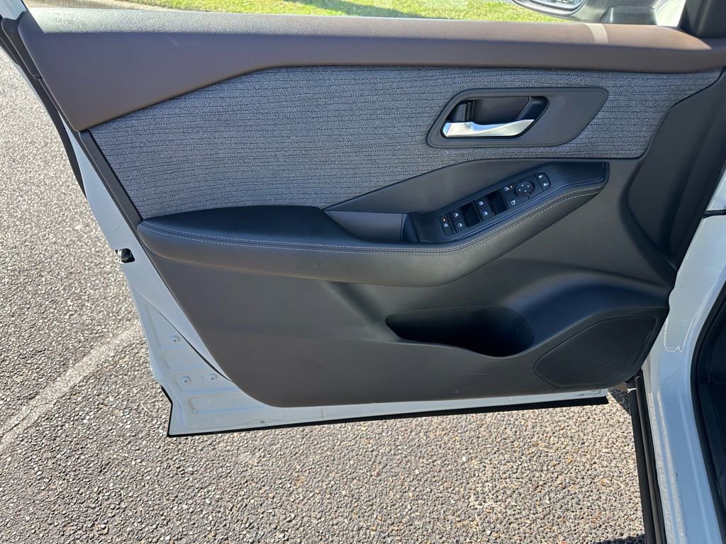 Used 2023 Nissan Rogue SV image 10