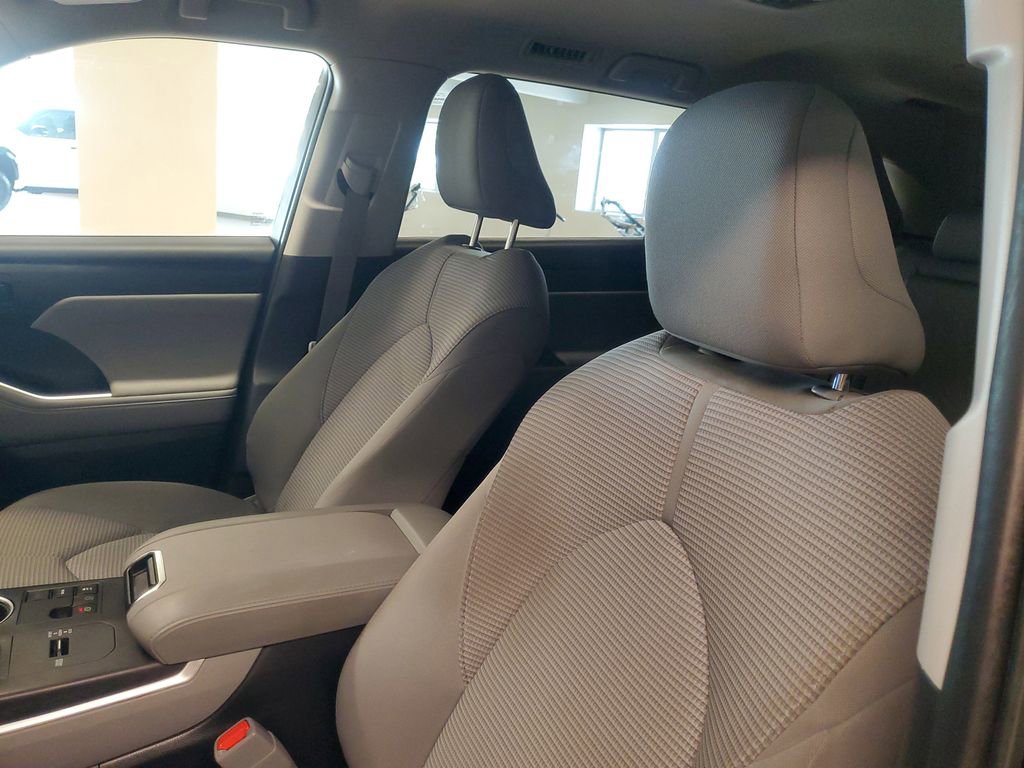Used 2023 Toyota Highlander LE image 18